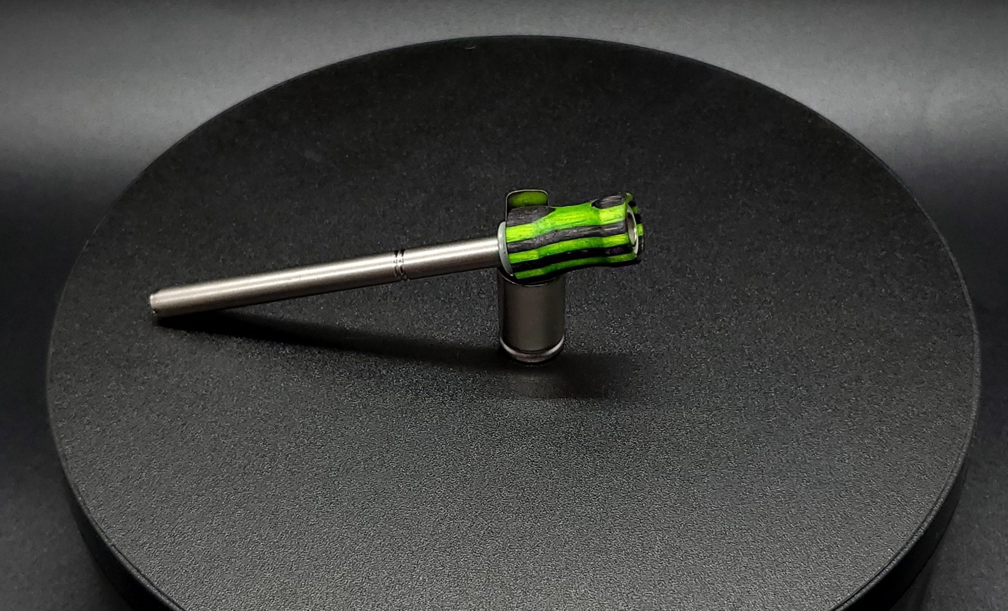 This image portrays Dynavap Spinning Mouthpiece-Dovetail Green/Black by Dovetail Woodwork.
