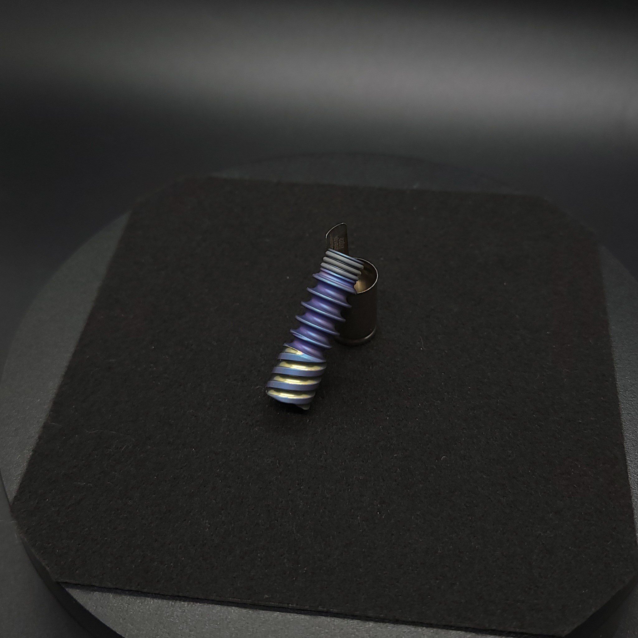 This image portrays Dynavap Omni Tip(OG)-Color Shift Pearlescent Anodized by Dovetail Woodwork.