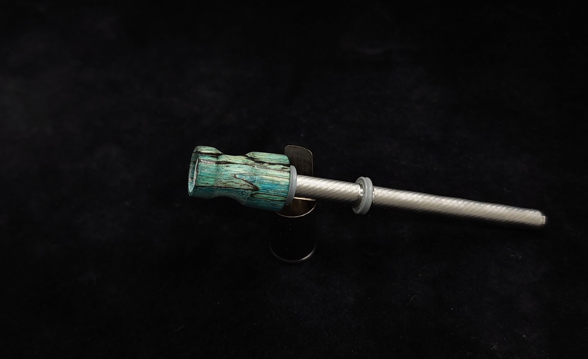 This image portrays Dynavap Spinning Mouthpiece-Blue Spalted Tamarind Wood by Dovetail Woodwork.