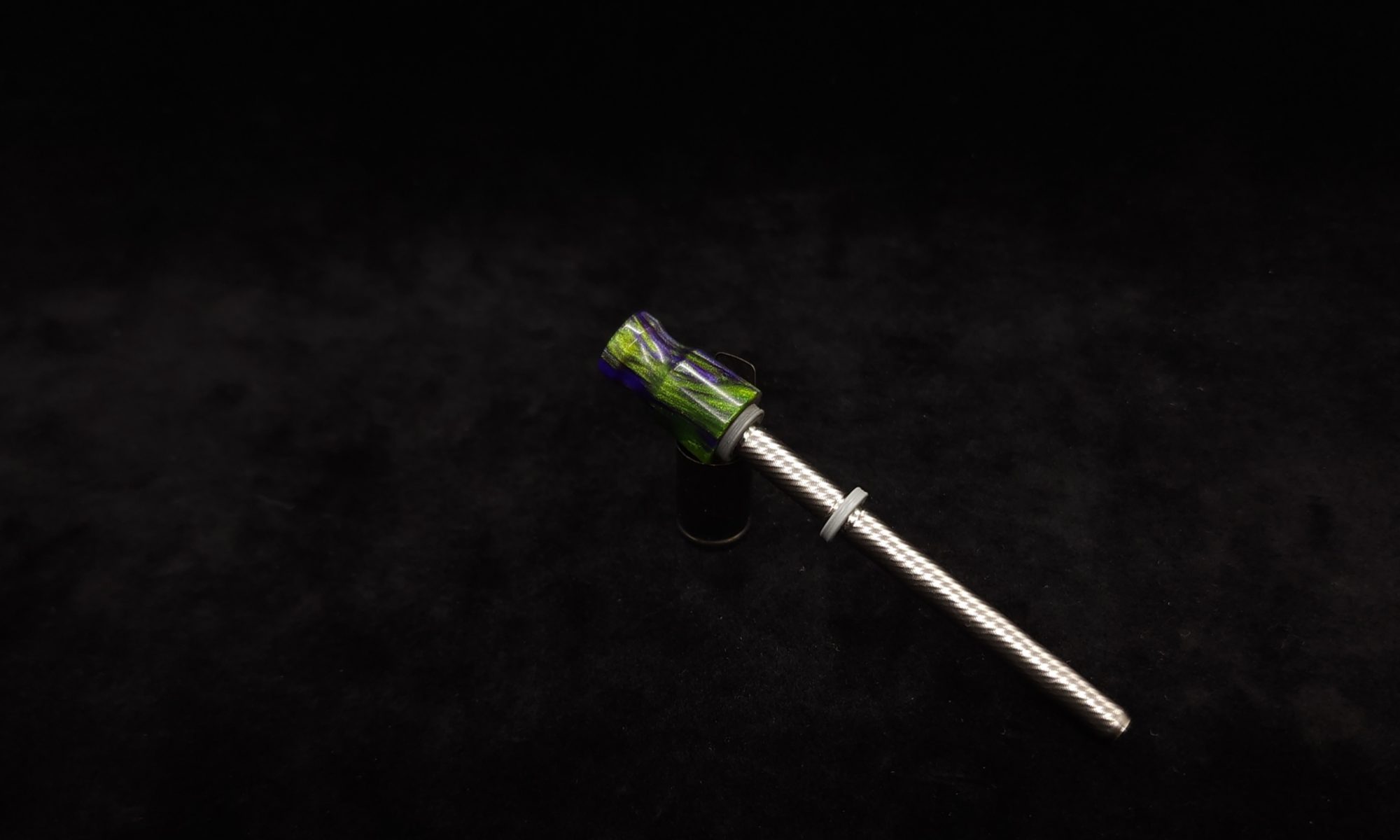 This image portrays Dynavap Spinning Mouthpiece-Metallic Green/Purple by Dovetail Woodwork.