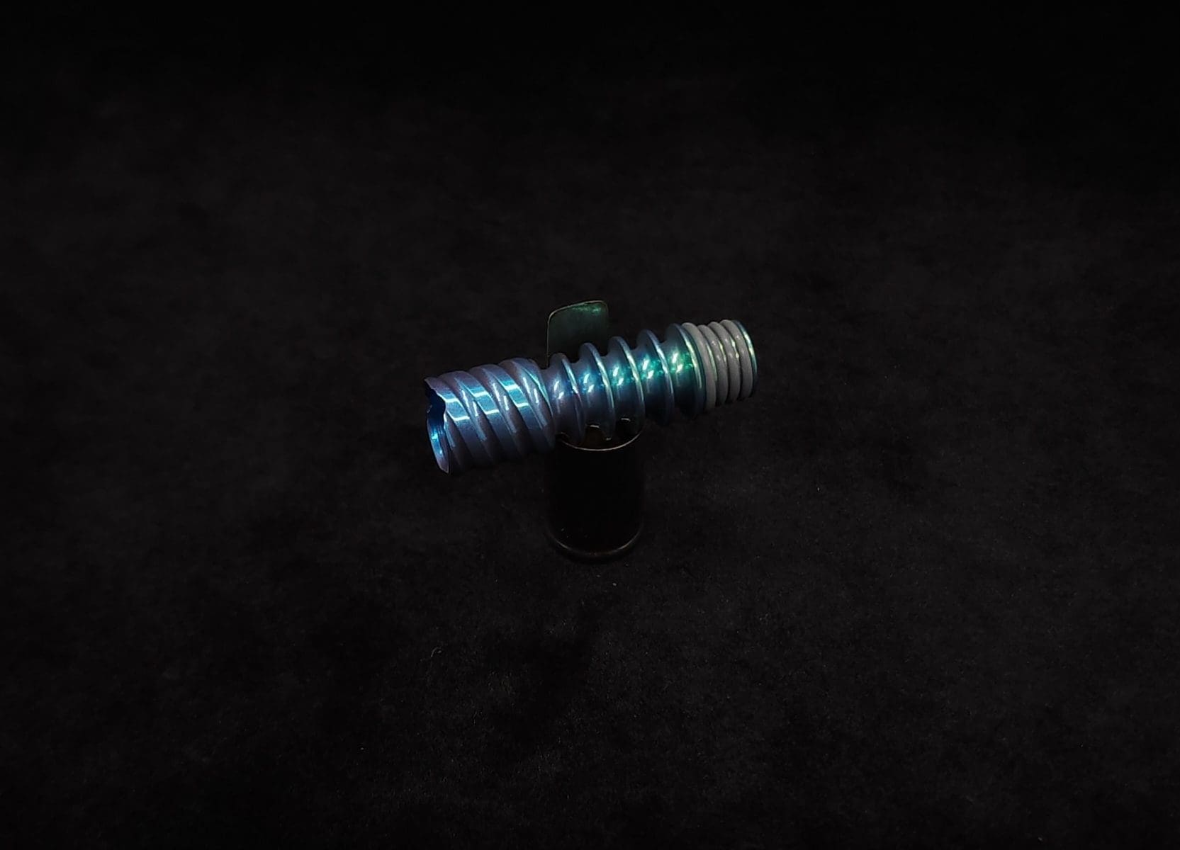 This image portrays Dynavap Omni Tip(OG)-Color Fade-Blue/Green Anodized by Dovetail Woodwork.